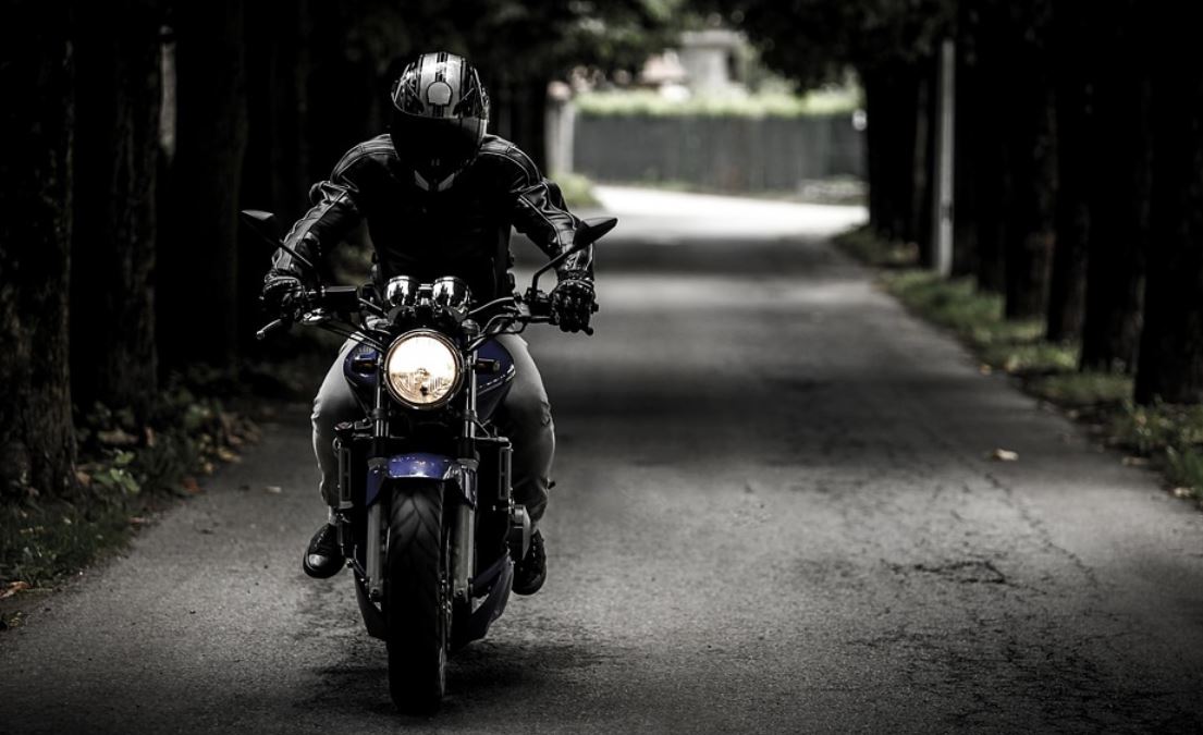 muž na motorce
