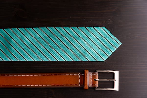 Opasek a kravata 